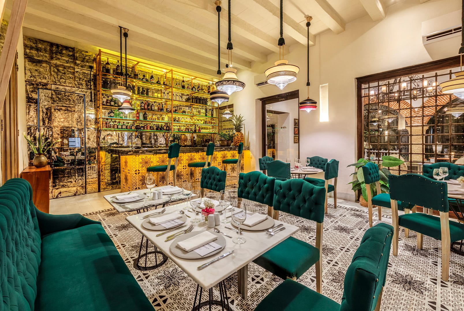 Restaurante de hotel de lujo con decoración elegante, iluminación cálida y mesas preparadas para cena.