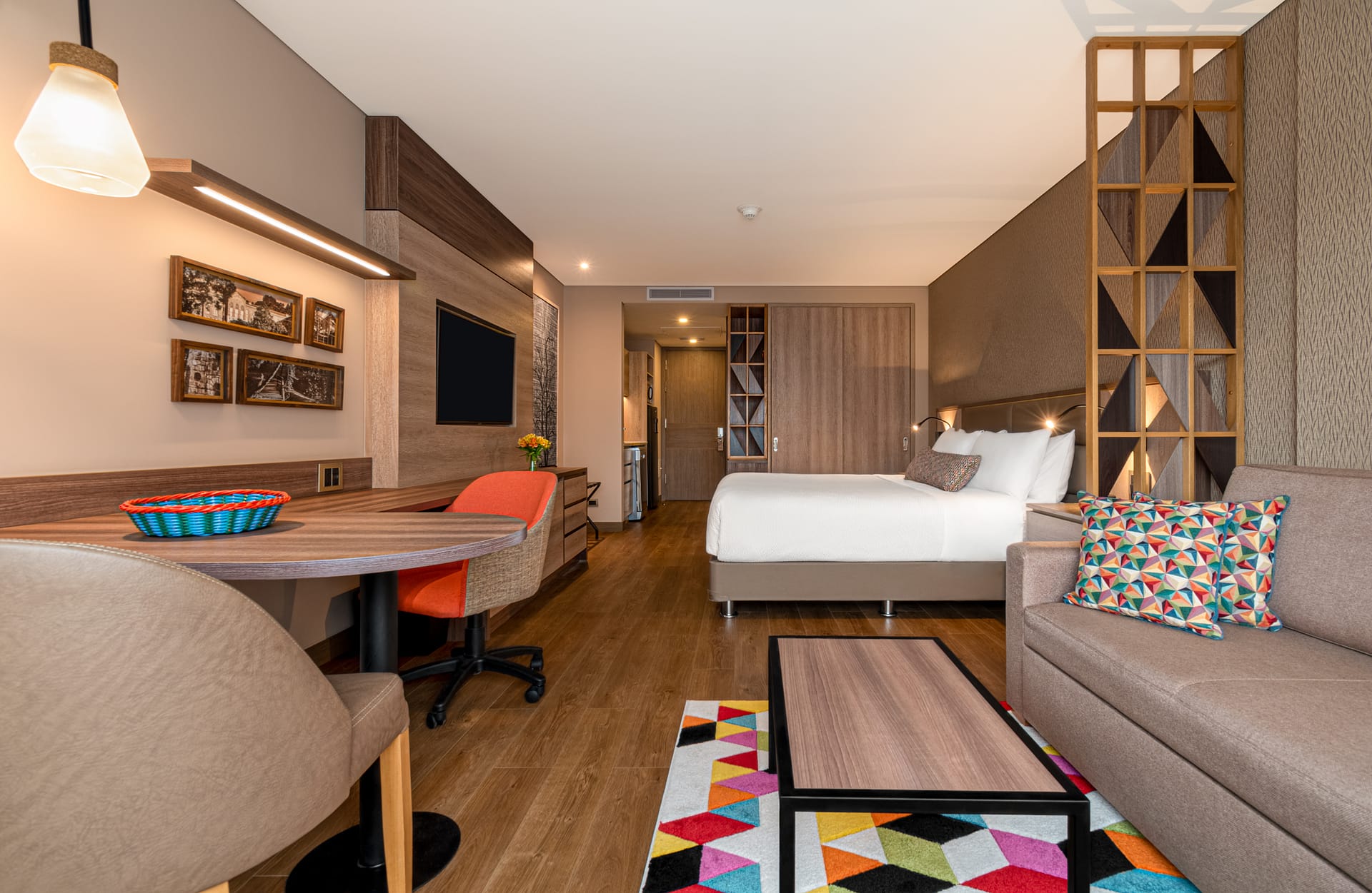 abitación moderna en el hotel Residence Inn by Marriott con decoración cálida y espacio funcional para estancias largas.