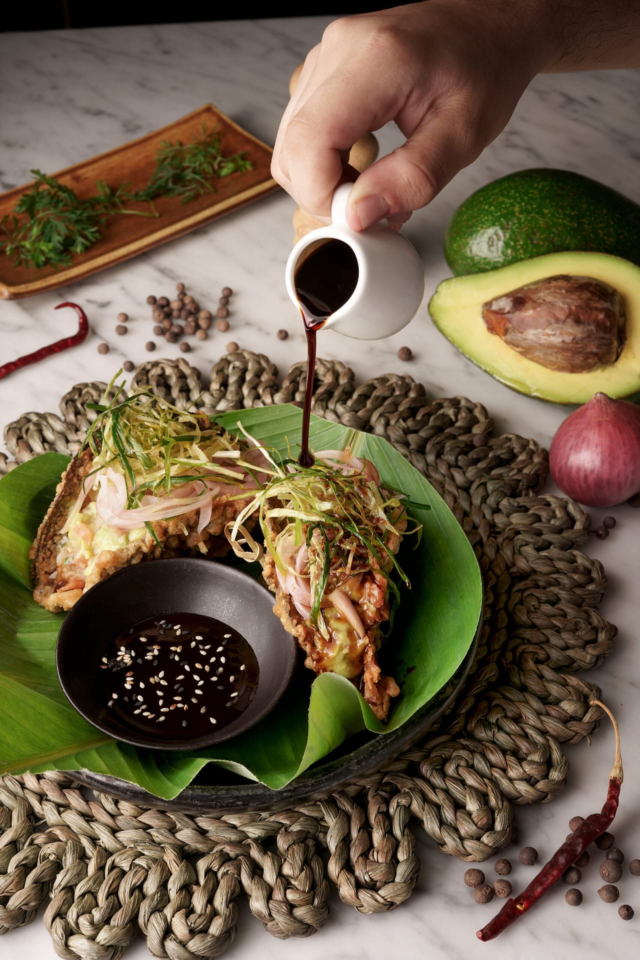 Plato gourmet del restaurante Ana Cartagena con presentación tropical sobre hoja de plátano